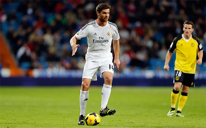 Xabi Alonso trở thành tiền vệ hay nhất thế giới tại Real