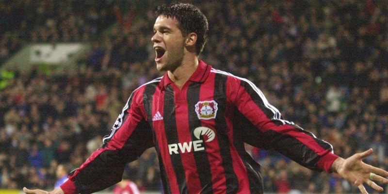 Michael Ballack thành công trong màu áo Leverkusen ở độ tuổi còn rất trẻ